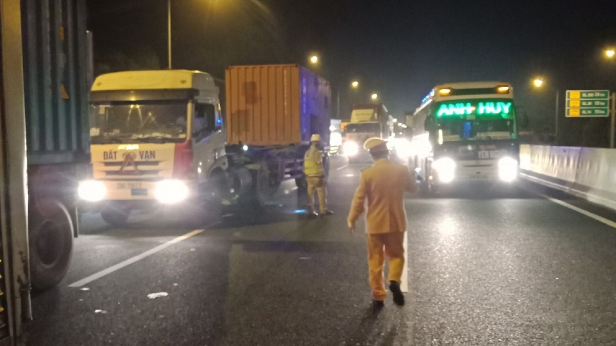 Phân luồng giao thông tại các chốt khai báo y tế.