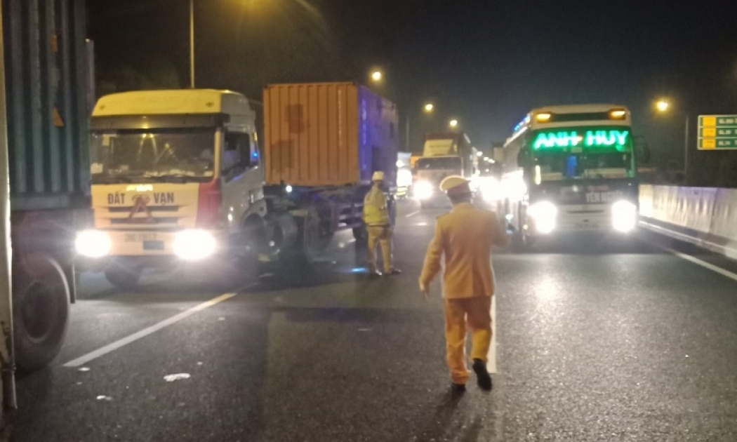 Phân luồng giao thông tại các chốt khai báo y tế.