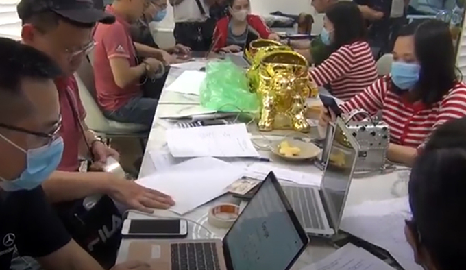 Lực lượng chức năng thu giữ tang vật vụ án