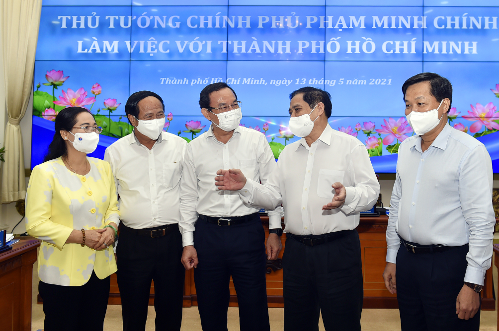 Thủ tướng Phạm Minh Chính (thứ hai, bên phải), các Phó Thủ tướng Lê Minh Khái (thứ nhất bên phải), Lê Văn Thành (thứ hai bên trái) trao đổi với lãnh đạo TPHCM.  Ảnh: VGP/Nhật Bắc.