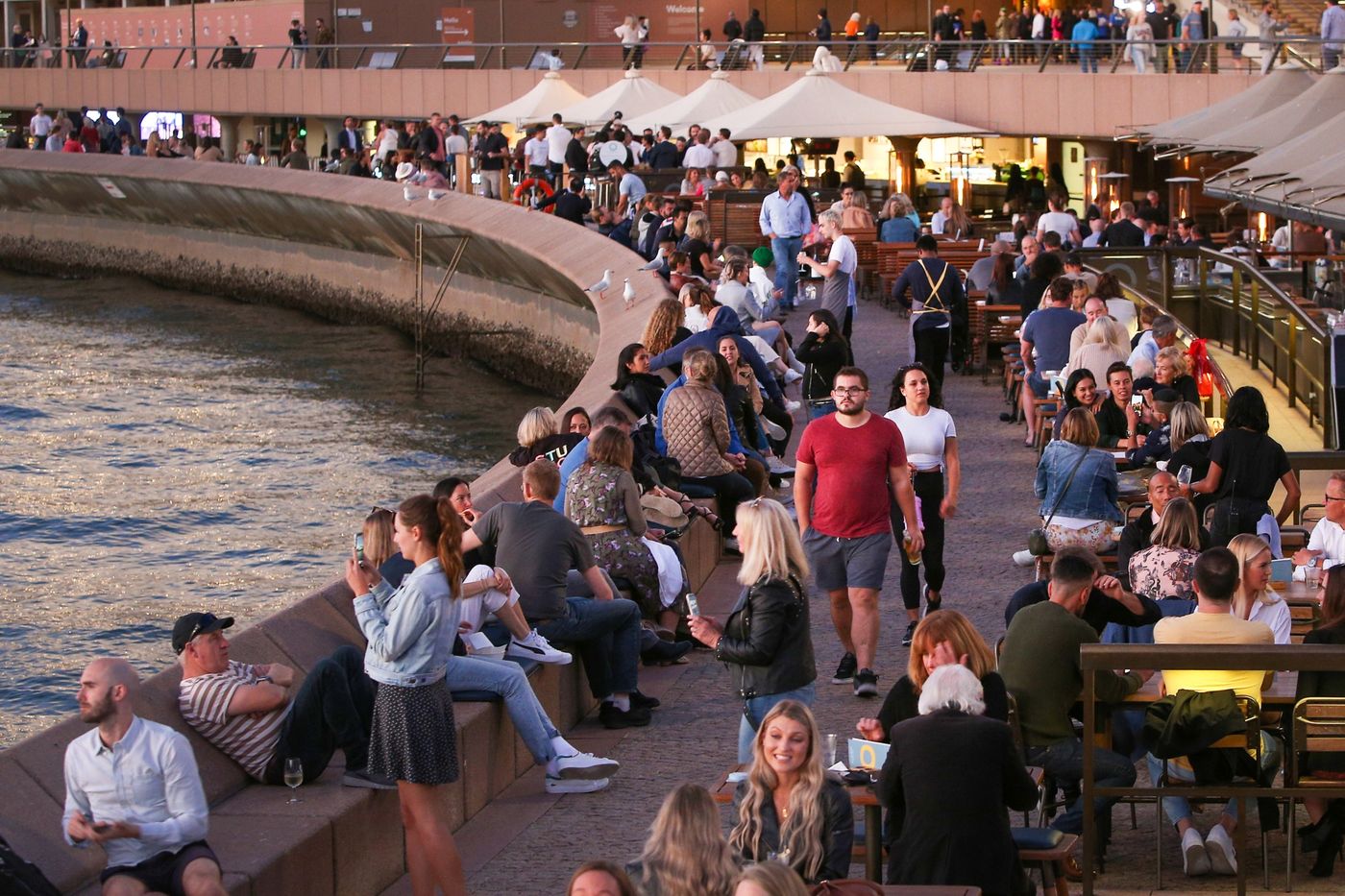 Đ&aacute;m đ&ocirc;ng ngồi k&iacute;n c&aacute;c qu&aacute;n bar v&agrave; nh&agrave; h&agrave;ng ở Sydney ng&agrave;y 30/4 - Ảnh: Bloomberg