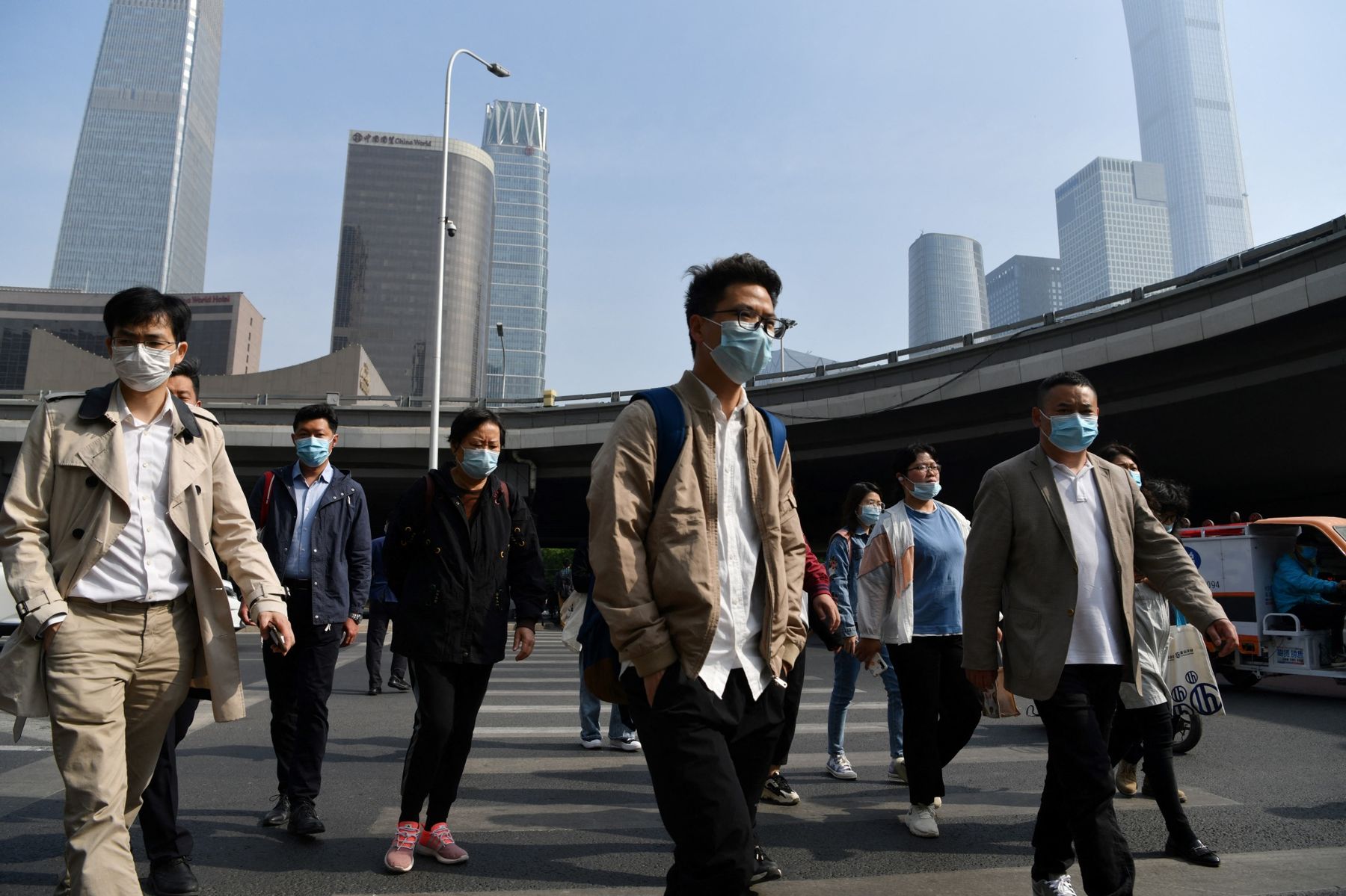 Người đi làm trong giờ cao điểm buổi sáng ở Bắc Kinh, Trung Quốc ngày 11/5. Trung Quốc hiện đã tiêm phòng cho khoảng 12% dân số - Ảnh: AFP/Getty Images.