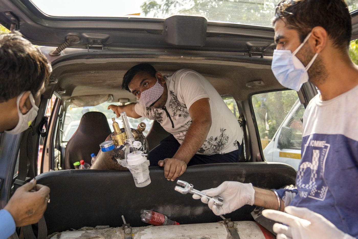 C&aacute;c t&igrave;nh nguyện vi&ecirc;n cung cấp b&igrave;nh oxy cho bệnh nh&acirc;n Covid-19 ở Uttar Pradesh, Ấn Độ ng&agrave;y 11/5 - Ảnh: Bloomberg