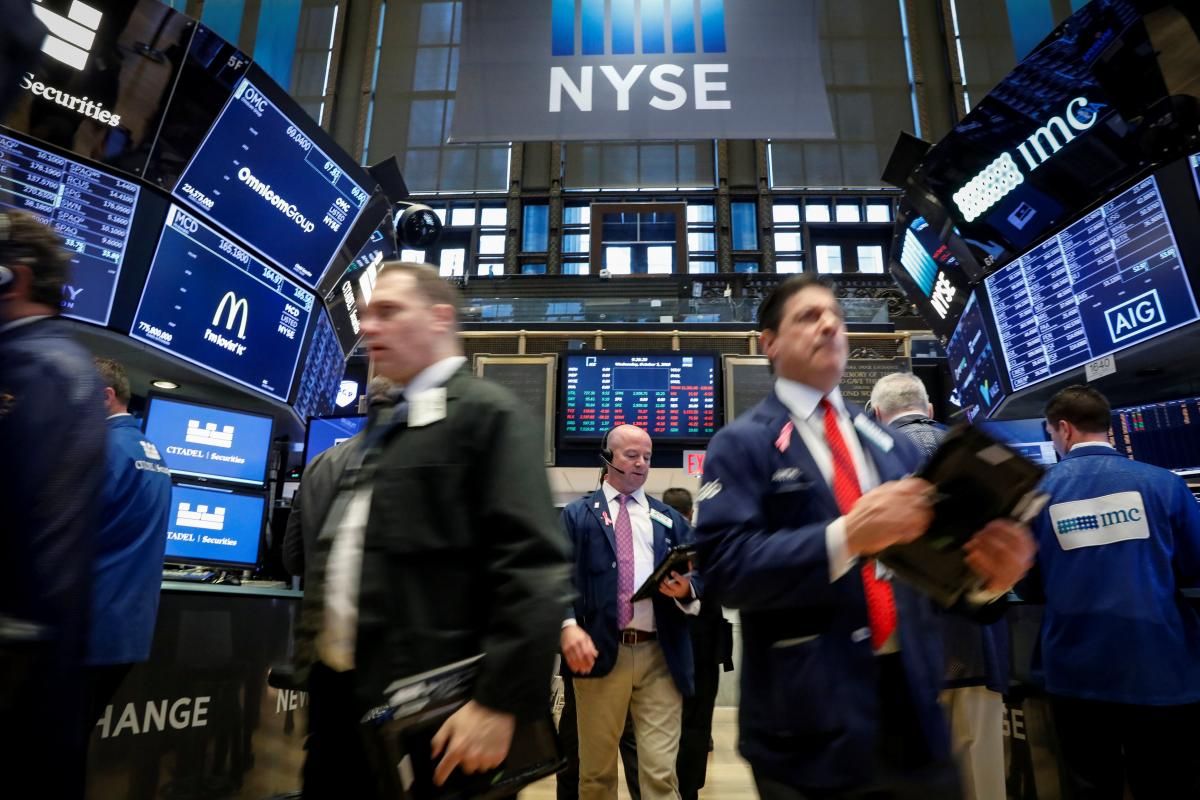 Các nhà giao dịch cổ phiếu trên sàn NYSE ở New York, Mỹ - Ảnh: Reuters.