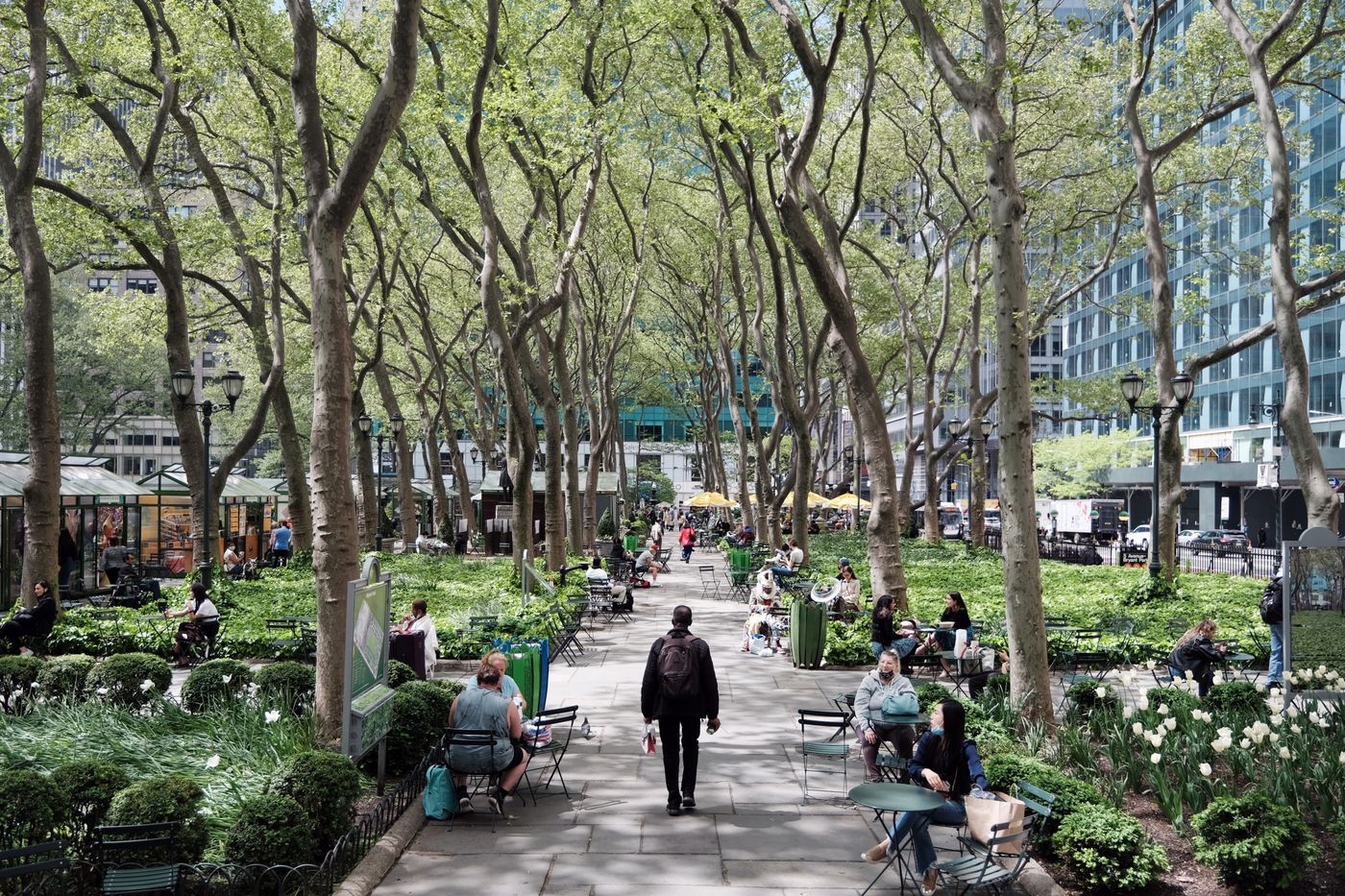 Người d&acirc;n tận hưởng buổi chiều trong c&ocirc;ng vi&ecirc;n Bryant, Manhattan, New York - Ảnh: Getty Images