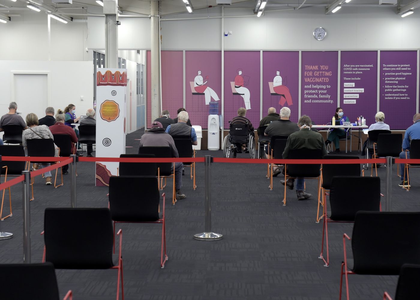 Người d&acirc;n xếp h&agrave;ng tại một trung t&acirc;m ti&ecirc;m chủng ở Geelong, Australia ng&agrave;y 3/5 - Ảnh: Bloomberg