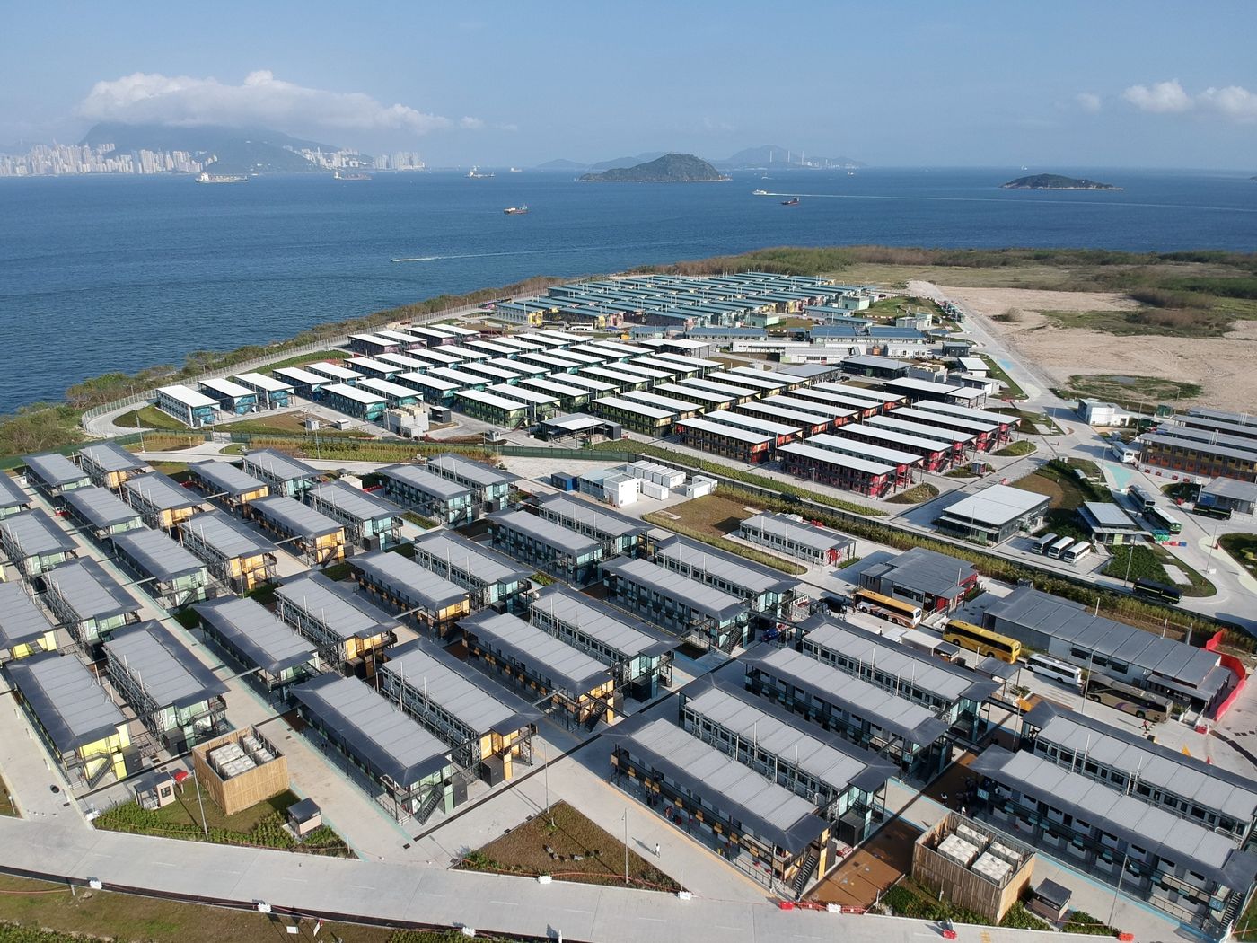 Trung t&acirc;m c&aacute;ch ly Penny&rsquo;s Bay ở Hồng K&ocirc;ng nơi c&aacute;ch ly những người bị nghi nhiễm do tiếp x&uacute;c với người dương t&iacute;nh Covid-19 - Ảnh: Getty Images