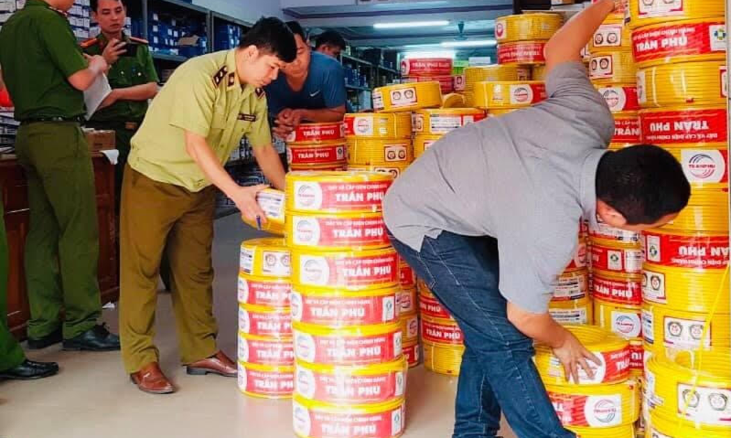 Đội quản lý thị trường số 2 - Cục Quản lý thị trường tỉnh Vĩnh Phúc thu giữ 115 cuộn dây điện giả không rõ nguồn gốc.