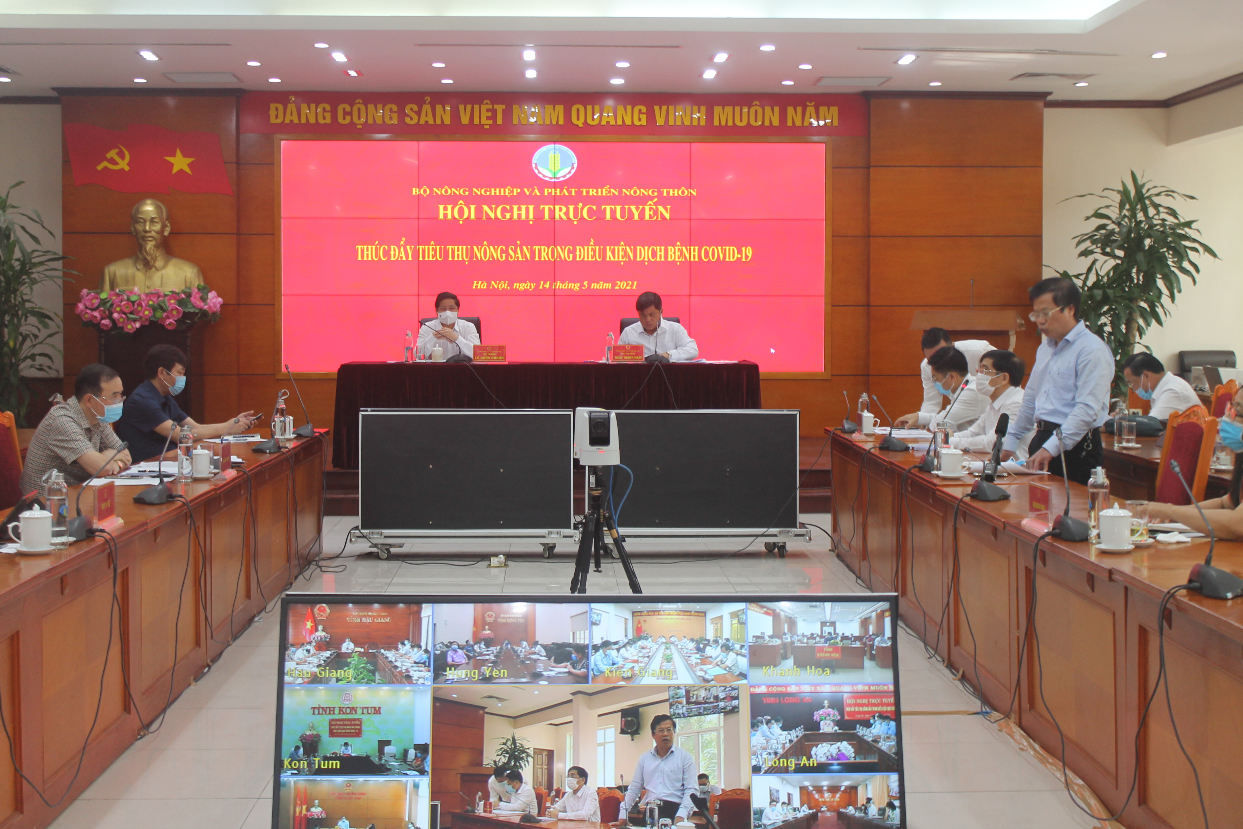 Hội nghị “Thúc đẩy tiêu thụ nông sản trong điều kiện dịch Covid-19”. 