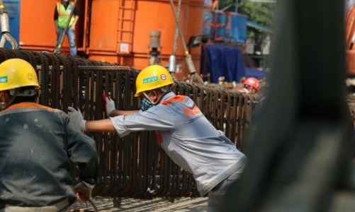 Hạ nhiệt giá thép, cổ phiếu xây dựng rục rịch tăng, nhóm thép “bay màu”