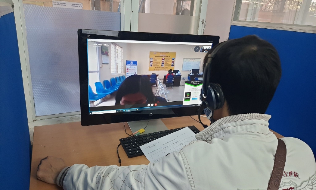 Người lao động được kết nối trực tuyến để phỏng vấn tìm việc làm. Ảnh - N.Dương.