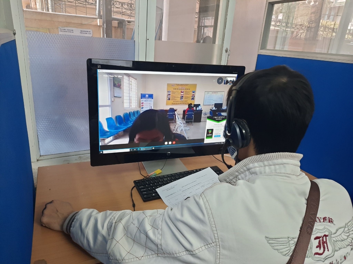 Người lao động được kết nối trực tuyến để phỏng vấn tìm việc làm. Ảnh - N.Dương. 
