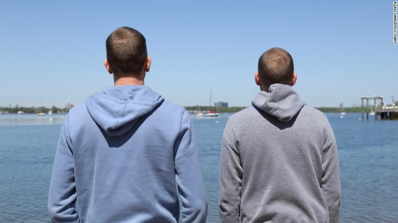 Tommy v&agrave; James, hai anh em trai chơi tiền ảo v&agrave; trở th&agrave;nh triệu ph&uacute;.