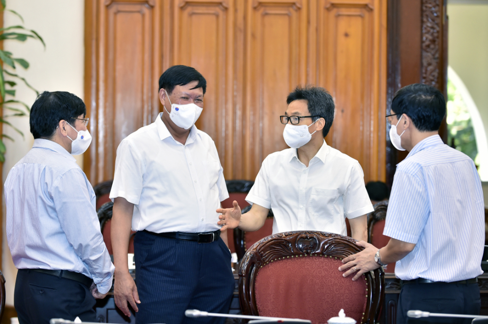 Phó Thủ tướng Vũ Đức Đam trao đổi với lãnh đạo Bộ Y tế tại buổi làm việc - Ảnh: VGP