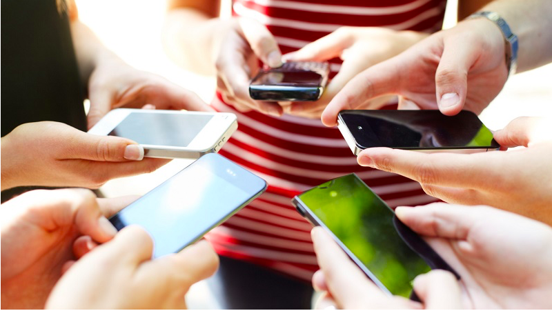 Chiếc smartphone kết nối mạng luôn bên cạnh các bạn trẻ.