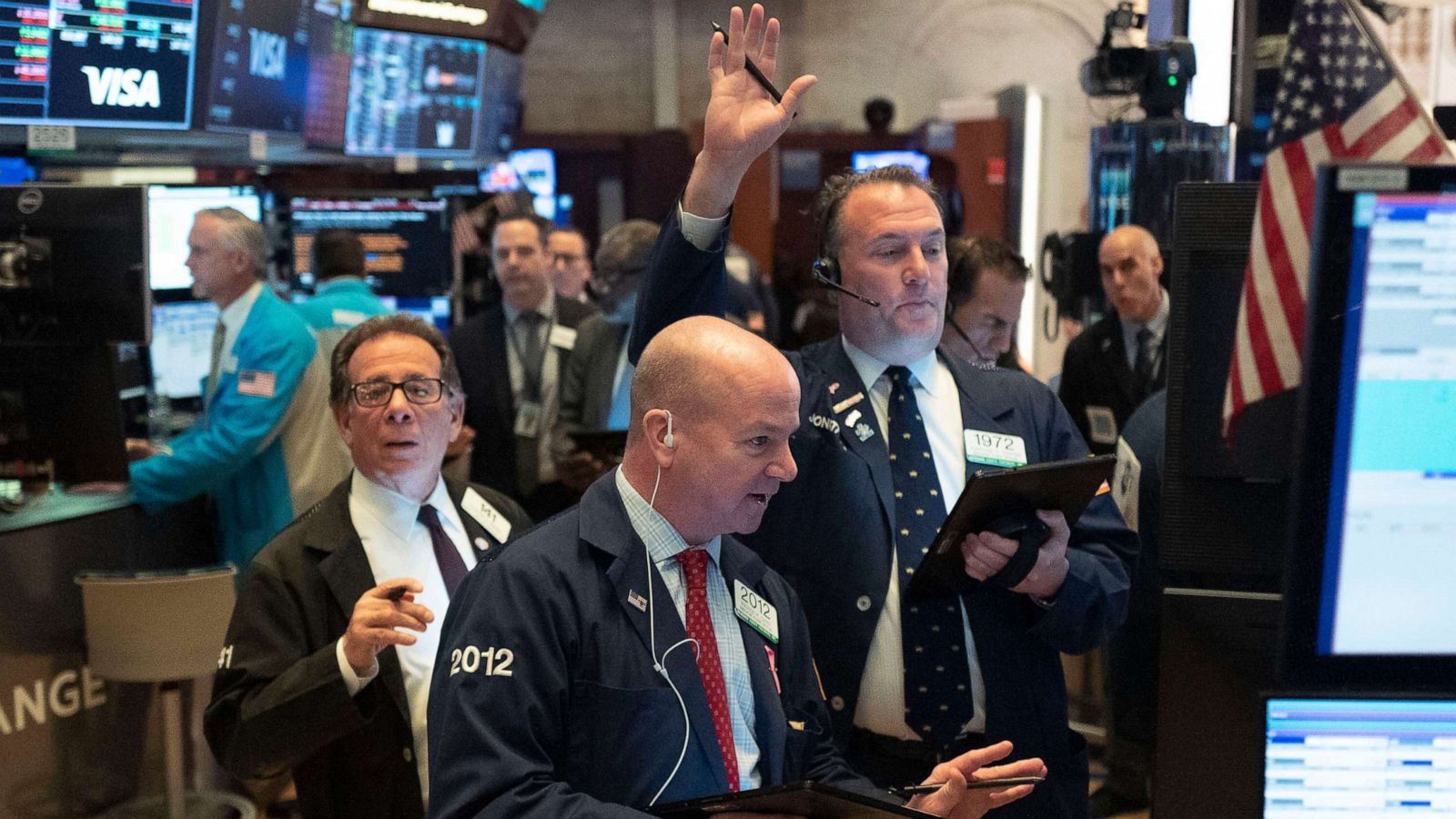 Các nhà giao dịch cổ phiếu trên sàn NYSE ở New York, Mỹ - Ảnh: Reuters.