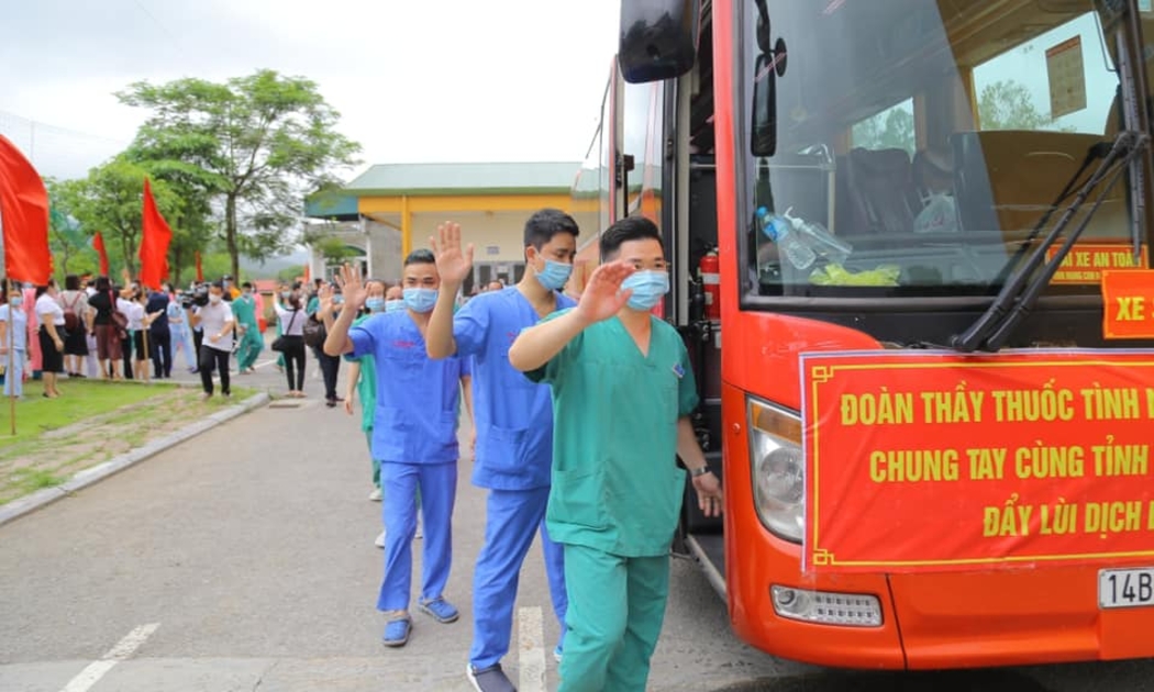 200 bác sỹ tình nguyện Quảng Ninh sang hỗ trợ Bắc Giang chống dịch Covid-19.