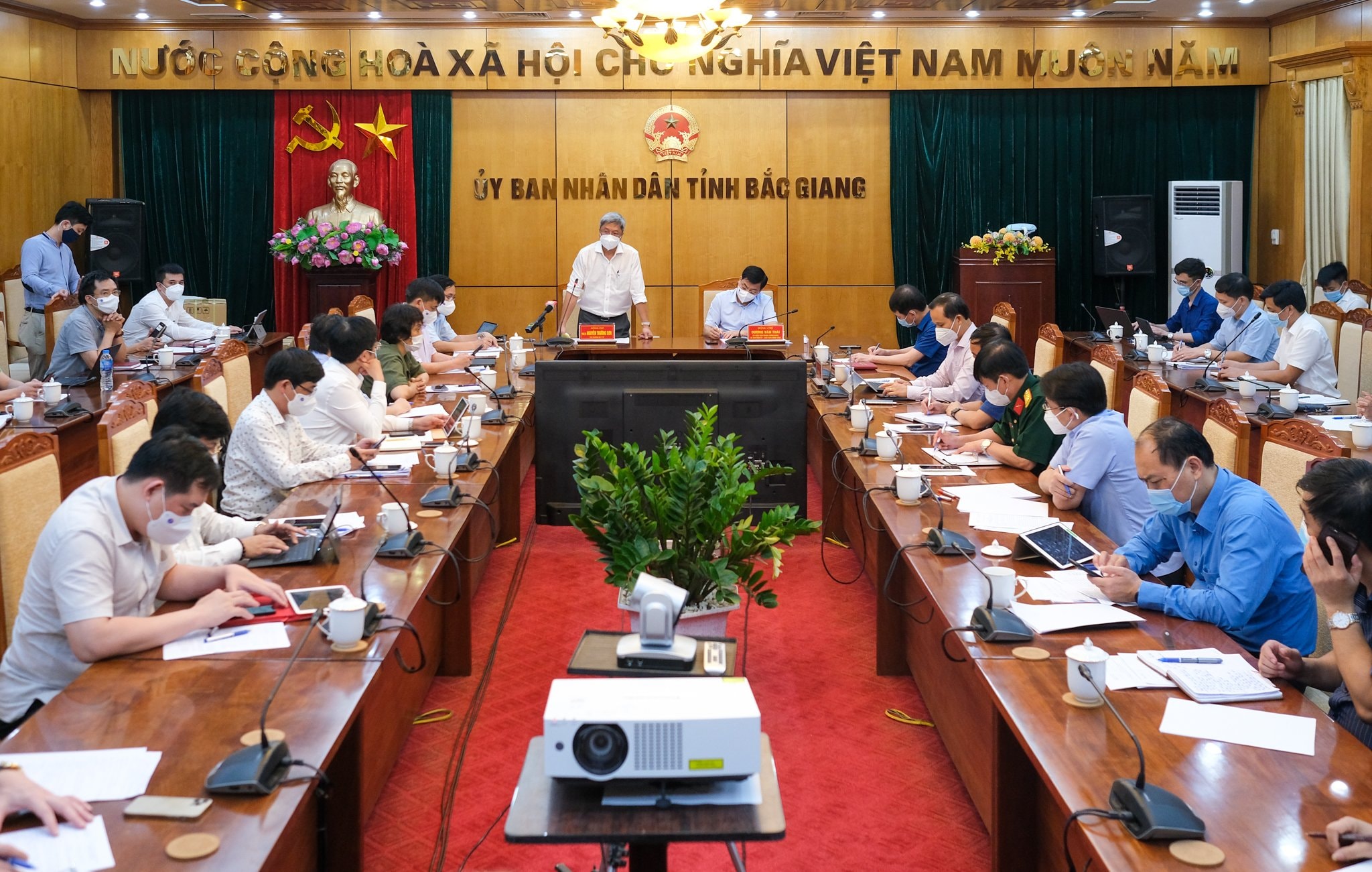 Đoàn công tác của Bộ Y tế làm việc tại Bắc Giang đêm 16/5.
