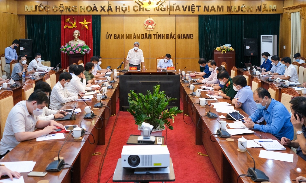 Đoàn công tác của Bộ Y tế làm việc tại Bắc Giang đêm 16/5.
