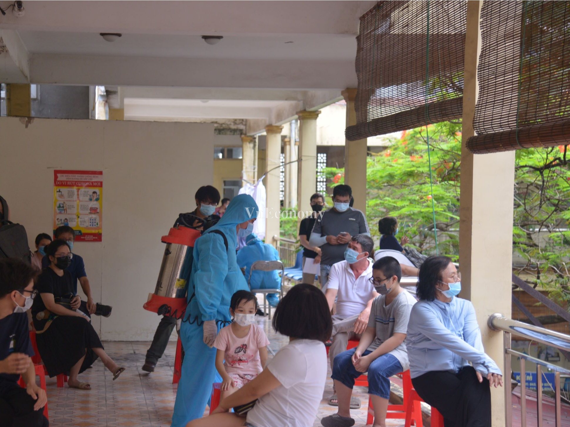 Tại quận Đống Đa, từ s&aacute;ng sớm h&ocirc;m nay, rất nhiều người d&acirc;n đ&atilde; đưa gia đ&igrave;nh m&igrave;nh đến Trung t&acirc;m y tế quận để lấy mẫu x&eacute;t nghiệm.