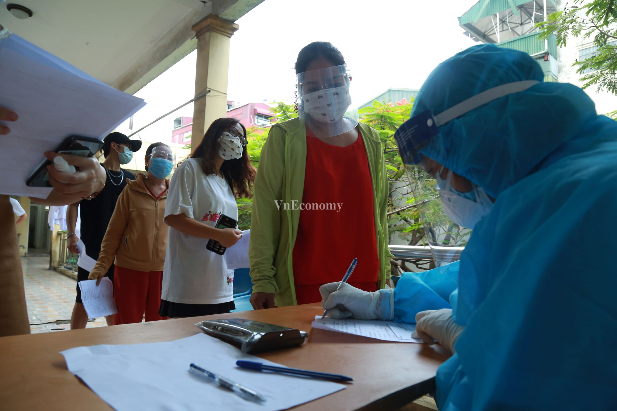 Tại quận Thanh Xu&acirc;n s&aacute;ng nay, rất đ&ocirc;ng người d&acirc;n từng đi Đ&agrave; Nẵng về từ ng&agrave;y 1 - 14/5 đ&atilde; c&oacute; mặt, xếp h&agrave;ng theo hướng dẫn của lực lượng chức năng để v&agrave;o lấy mẫu dịch x&eacute;t nghiệm Covid-19.