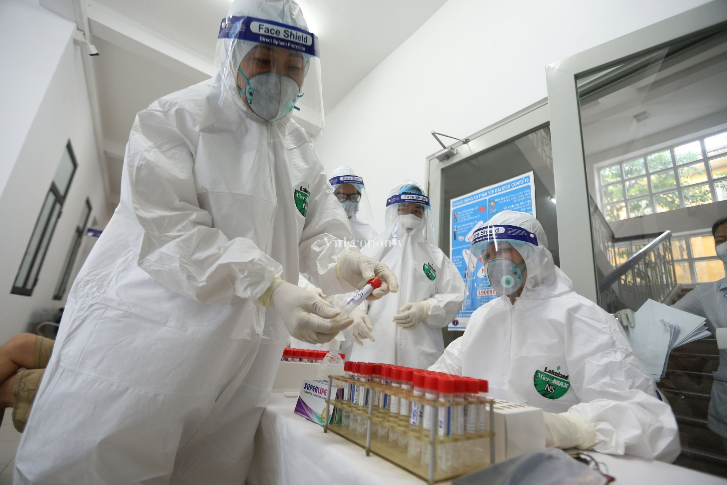 Tất cả c&aacute;c mẫu x&eacute;t nghiệm RT-PCR được ghi r&otilde; th&ocirc;ng tin của người d&acirc;n v&agrave; chỉ sau 1 ng&agrave;y sẽ trả kết quả x&eacute;t nghiệm của to&agrave;n bộ mẫu.