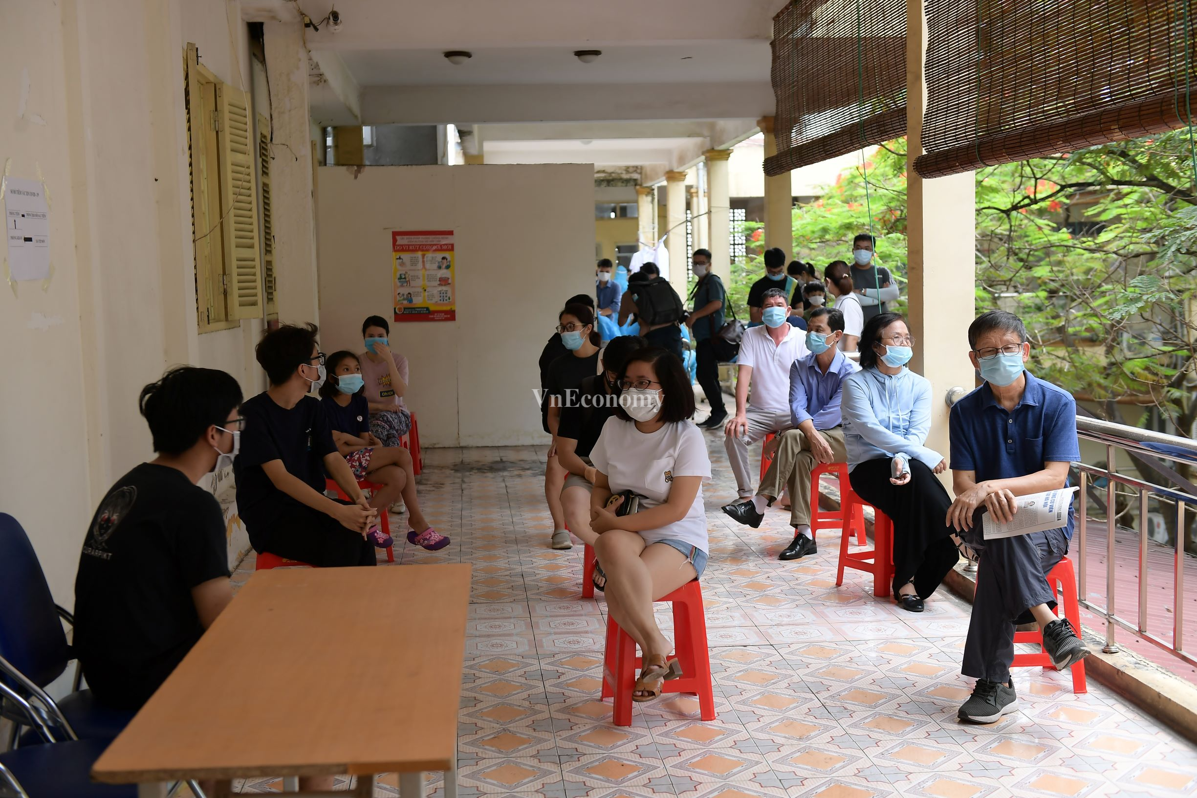 Người dân khi đến xét nghiệm đều bắt buộc rửa tay bằng nước sát khuẩn, xếp hàng  giãn cách.