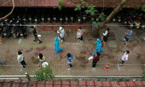 [Phóng sự ảnh] Cuối tuần, người Hà Nội về từ Đà Nẵng khẩn cấp đi xếp hàng chờ xét nghiệm 