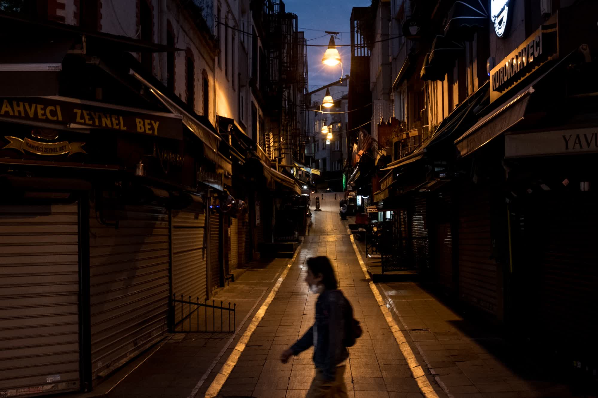 Một người đ&agrave;n &ocirc;ng đi tr&ecirc;n một con phố vắng vẻ ở Istanbul, Thổ Nhĩ Kỳ ng&agrave;y 7/5, trong giai đoạn phong tỏa k&eacute;o d&agrave;i 3 tuần kết th&uacute;c v&agrave;o 17/5 - Ảnh: Getty Images