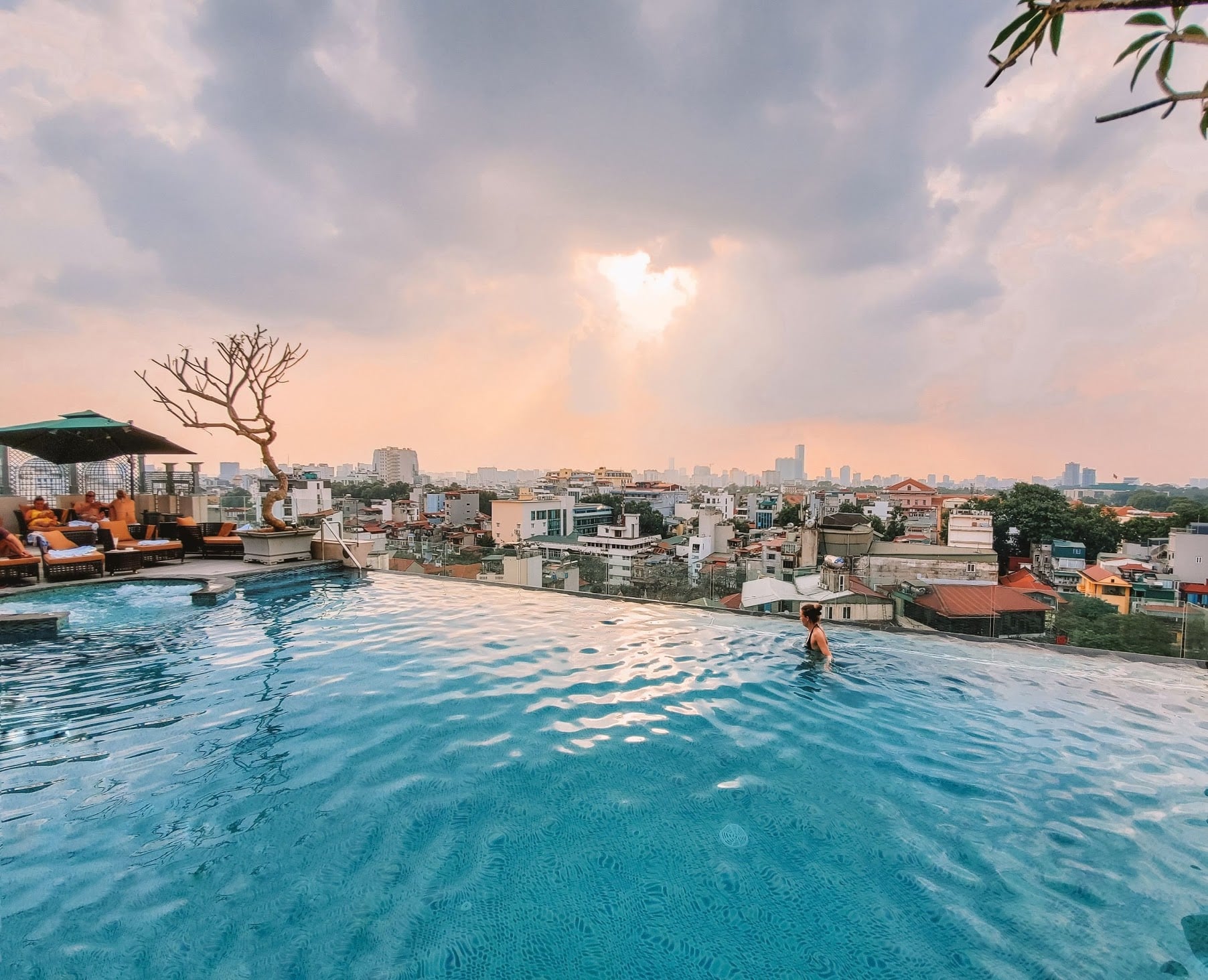 Sân thượng với quầy bar và bể bơi vô cực của Peridot Grand Hotel and Spa.
