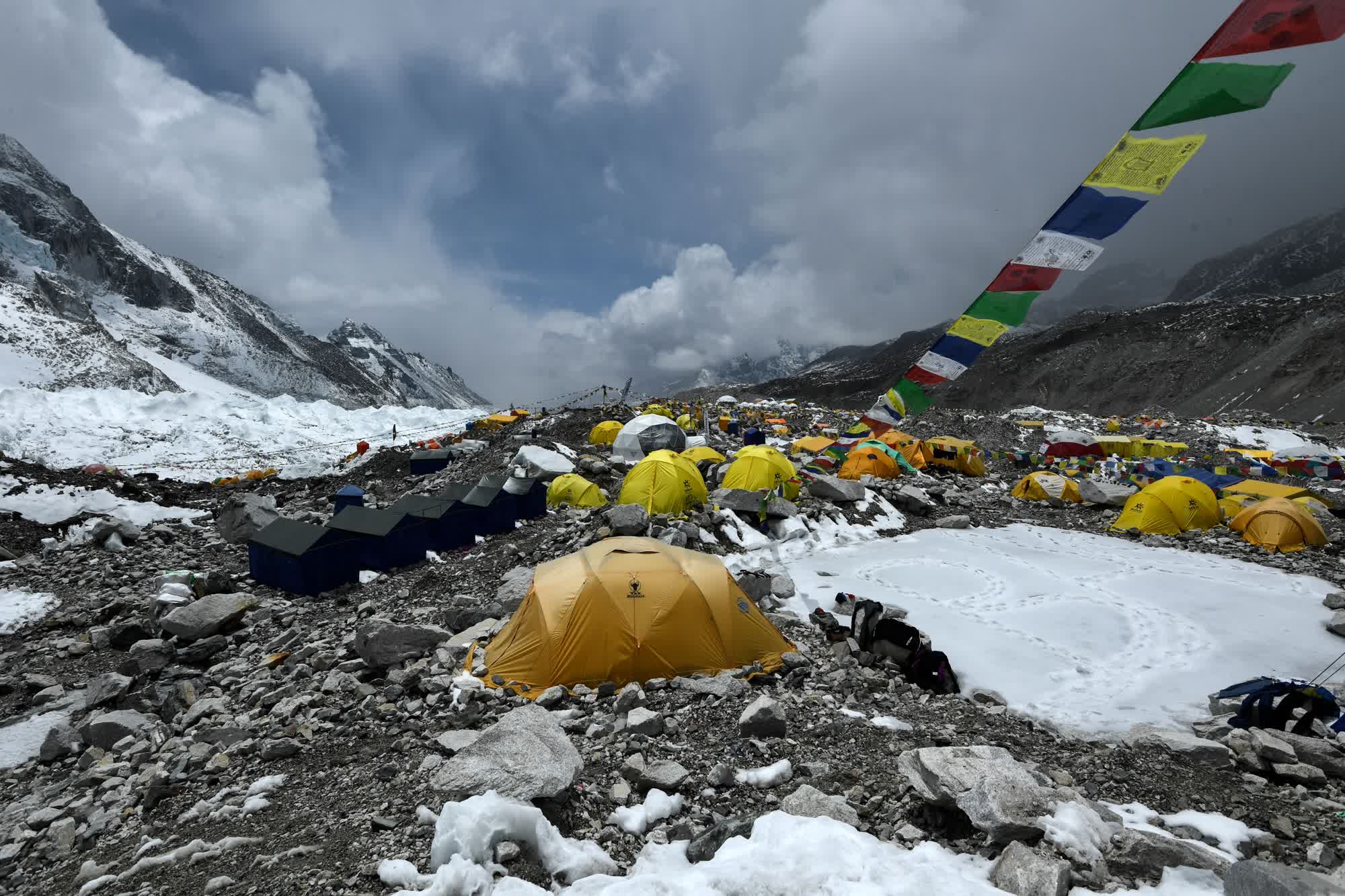 Làn sóng Covid-19 đang bùng phát mạnh tại Nepal, quốc gia có đường biên giới dài với Ấn Độ. Dịch bệnh lây lan với tốc độ chóng mặt làm dấy lên lo ngại rằng Nepal đang đứng trước bờ vực khủng hoảng tàn khốc không kém Ấn Độ bởi đây là một trong những quốc gia có hệ thống y tế kém nhất thế giới. Tuần trước, Thủ tướng Nepal đã bị buộc từ chức trước làn sóng chỉ trích của dân chúng trước những phản ứng của ông với các vấn đề Covid-19 - Ảnh: AFP