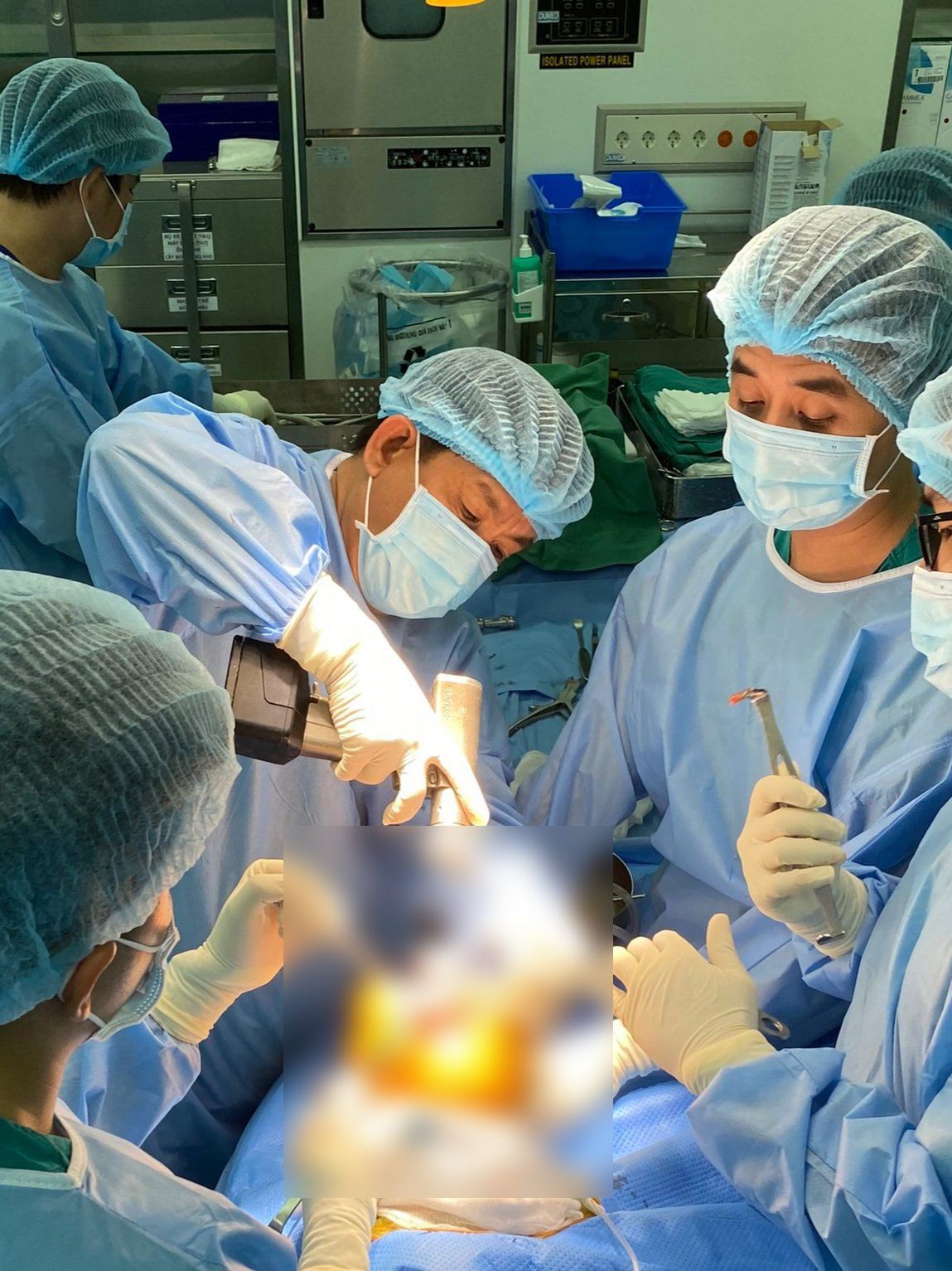 Ê-kip bác sĩ Bệnh viện Chợ Rẫy đã trải qua 3 giờ đồng hồ phẫu thuật thay khớp cho bệnh nhân.