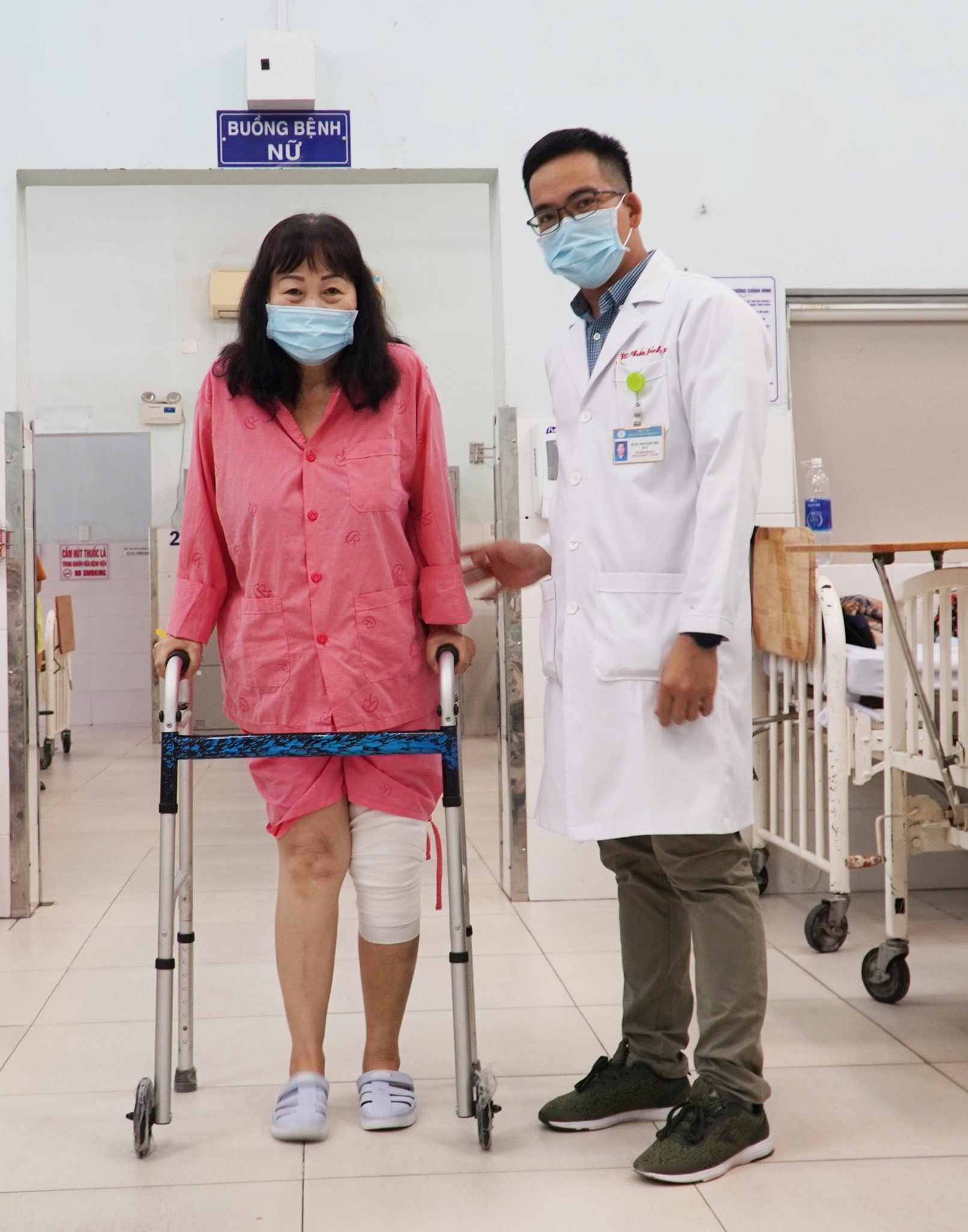 Hiện tại bệnh nh&acirc;n đ&atilde; c&oacute; thể đi lại được v&agrave; kh&ocirc;ng c&ograve;n bị đau ở khớp gối như trước.