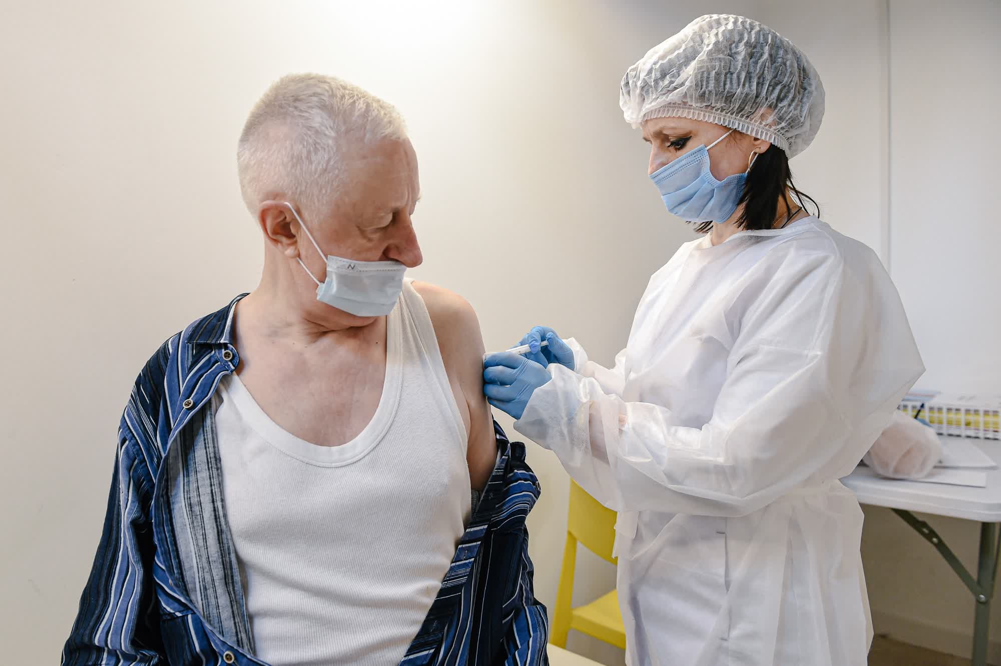 Nga l&agrave; một trong những quốc gia bị ảnh hưởng bởi Covid-19 nặng nề nhất tr&ecirc;n thế giới. T&iacute;nh đến ng&agrave;y 14/5, nước n&agrave;y ghi nhận 4,8 triệu ca Covid-19 v&agrave; hơn 112.000 ca tử vong.&nbsp;Th&aacute;ng 8 năm ngo&aacute;i, Nga đ&atilde; trở th&agrave;nh quốc gia đầu ti&ecirc;n ph&ecirc; duyệt vaccine Covid-19, c&oacute; t&ecirc;n Sputnik V, kể cả khi chưa ho&agrave;n th&agrave;nh thử nghiệm quy m&ocirc; lớn tr&ecirc;n người. D&ugrave; vậy, t&iacute;nh đến đầu th&aacute;ng 5, chưa đầy 10 triệu tr&ecirc;n 145 triệu d&acirc;n Nga được ti&ecirc;m vaccine - Ảnh: Getty Images