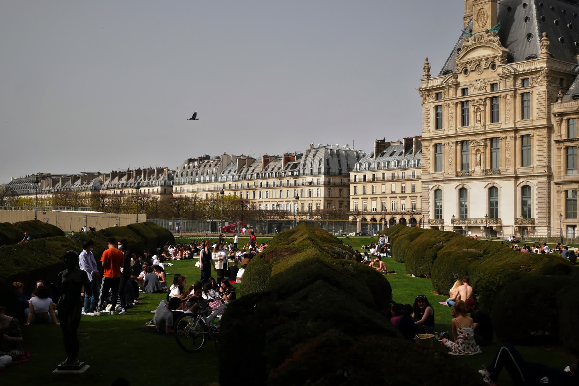 Người Pháp vui chơi trong Vườn Tuileries ở Paris ngày 1/4 - Ảnh: AP