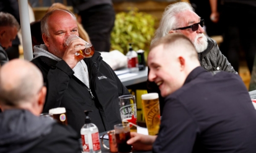 Anh mở cửa trở lại, không cần đeo khẩu trang và tự do tiệc tùng