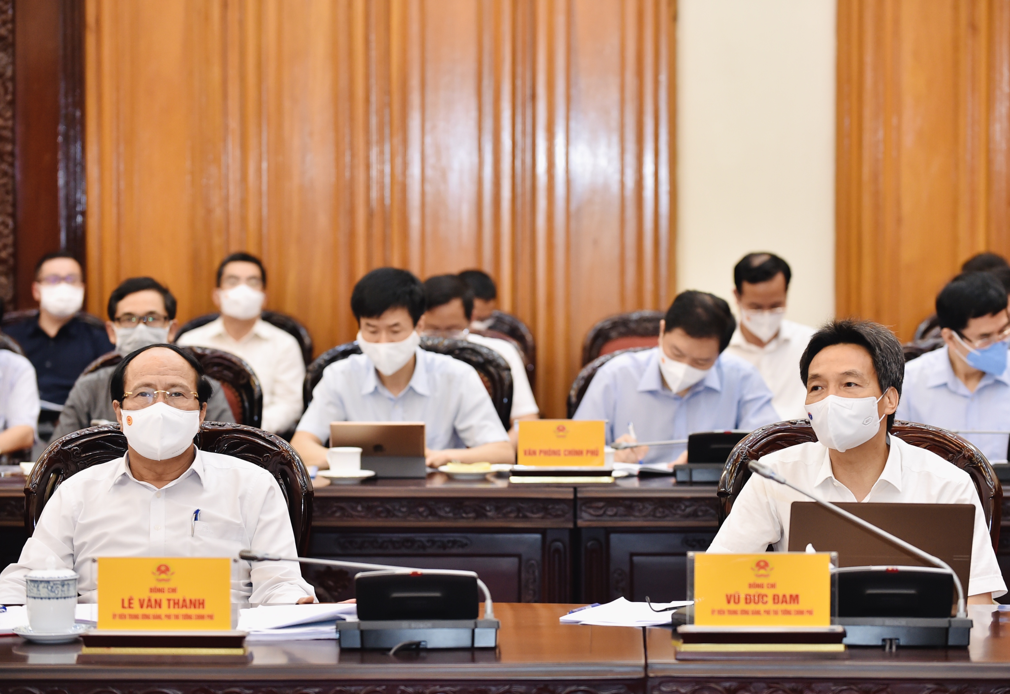 C&aacute;c Ph&oacute; Thủ tướng v&agrave; l&atilde;nh đạo bộ, ng&agrave;nh tham dự cuộc họp - Ảnh: VGP.