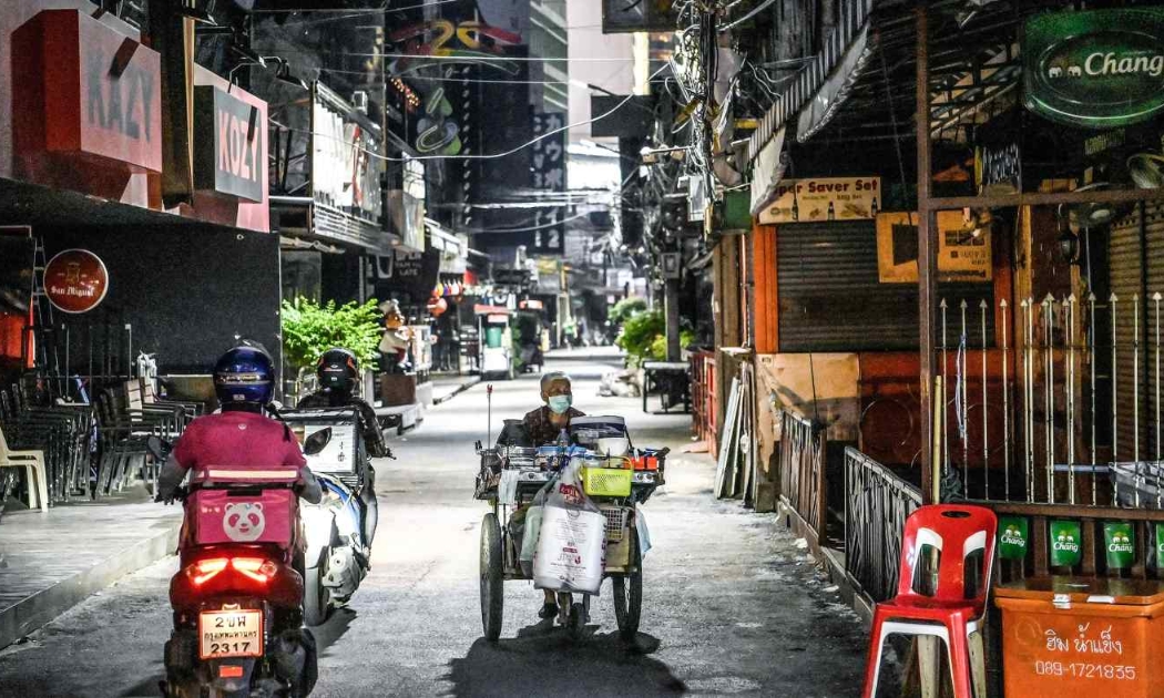 Một khu phố du lịch nổi tiếng ở Bangkok trong tình trạng phong toả hôm 5/5 - Ảnh: AP/Nikkei.