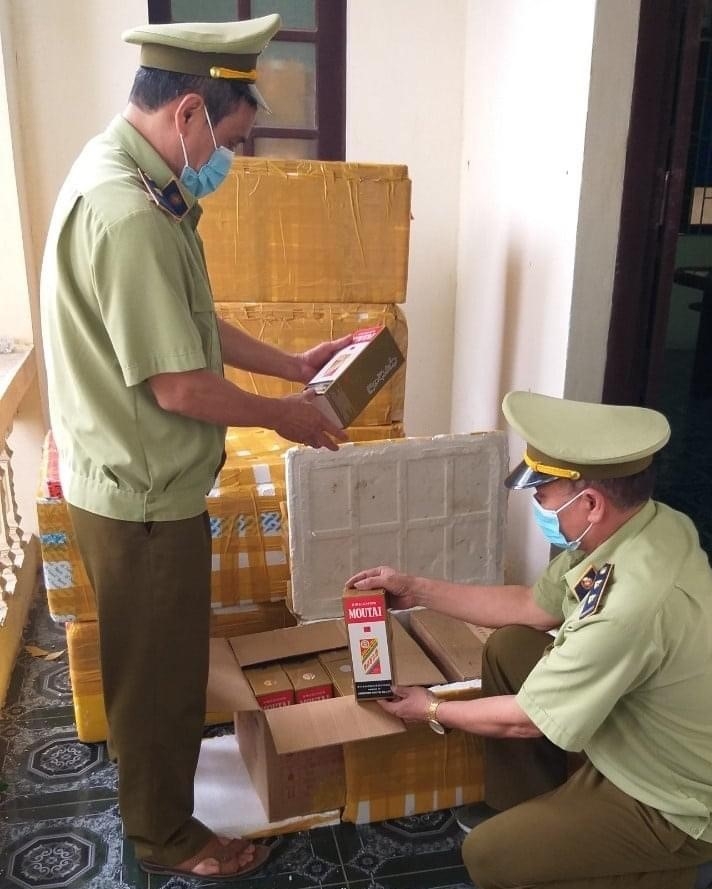 Đội quản lý thị trường tỉnh Bắc Ninh bắt giữ rượu lậu.