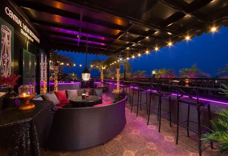 Rooftop Bar nằm trên tầng 9 khách sạn JM Marvel có tầm nhìn ấn tượng.