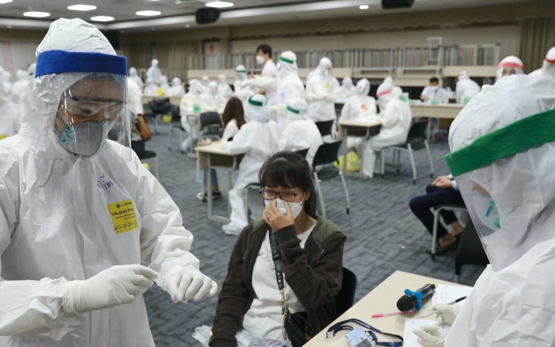 Lấy mẫu xét nghiệm cho công nhân Samsung tại Bắc Ninh