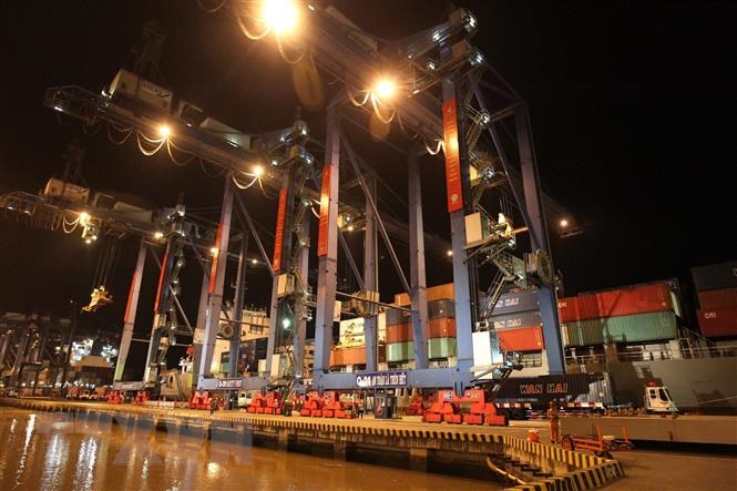 Kim ngạch xuất khẩu hàng hóa giảm nhẹ 3,4% trong tháng 4 so với tháng trước, trong khi nhập khẩu tiếp tục tăng 2,6% trong tháng 4/2020.