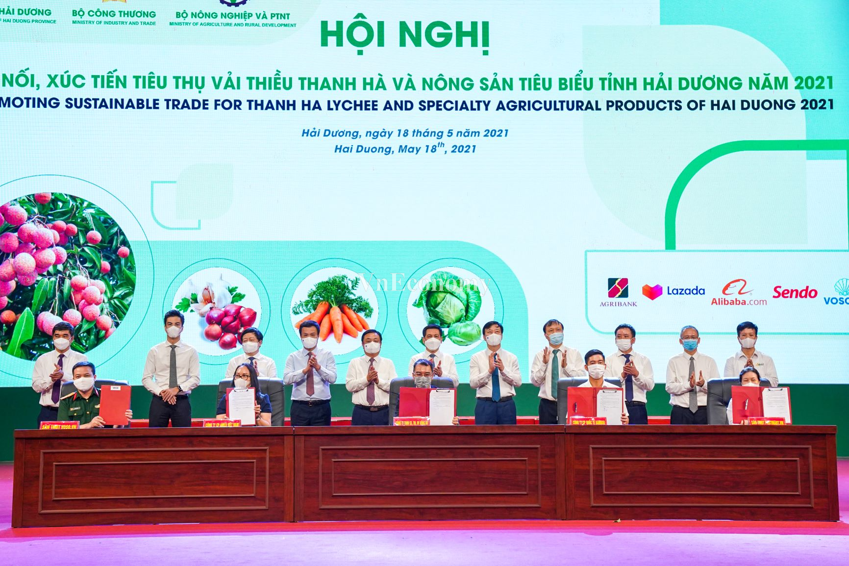 Lễ Ký kết biên bản hợp tác hỗ trợ đưa sản phẩm vải và nông sản lên các sản giao dịch thương mại điện tử và biên bản ghi nhớ tiêu thụ vải và nông sản giữa các doanh nghiệp trong và ngoài tỉnh.