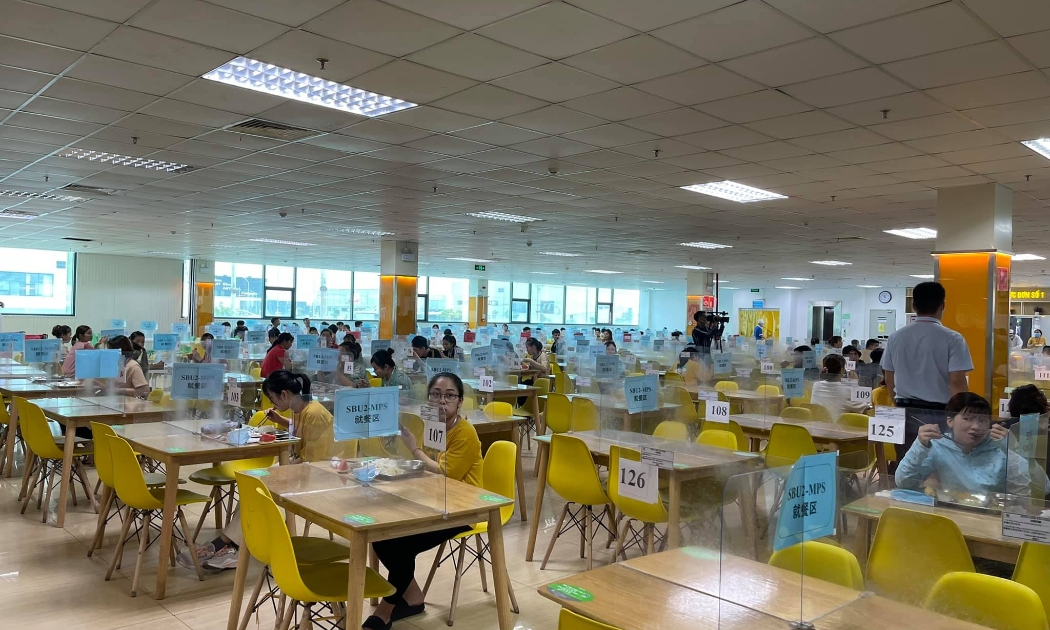 Thực hiện giãn cách và các biện pháp phòng, chống dich tại nhà máy Gortex thuộc Khu công nghiệp Quế Võ, tỉnh Bắc Ninh trưa ngày 18/5.