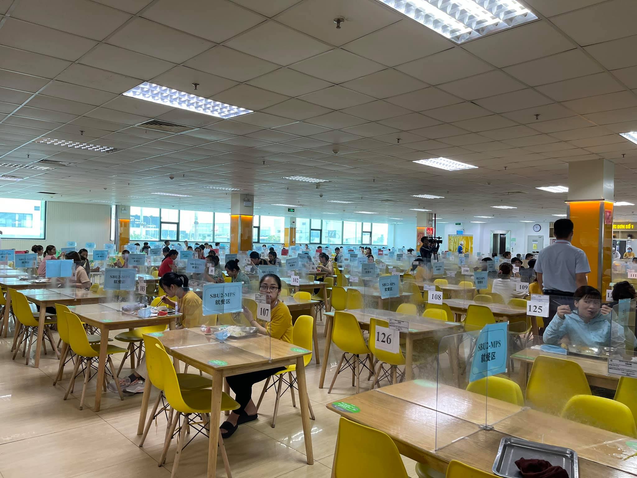 Thực hiện giãn cách và các biện pháp phòng, chống dich tại nhà máy Gortex thuộc Khu công nghiệp Quế Võ, tỉnh Bắc Ninh trưa ngày 18/5.