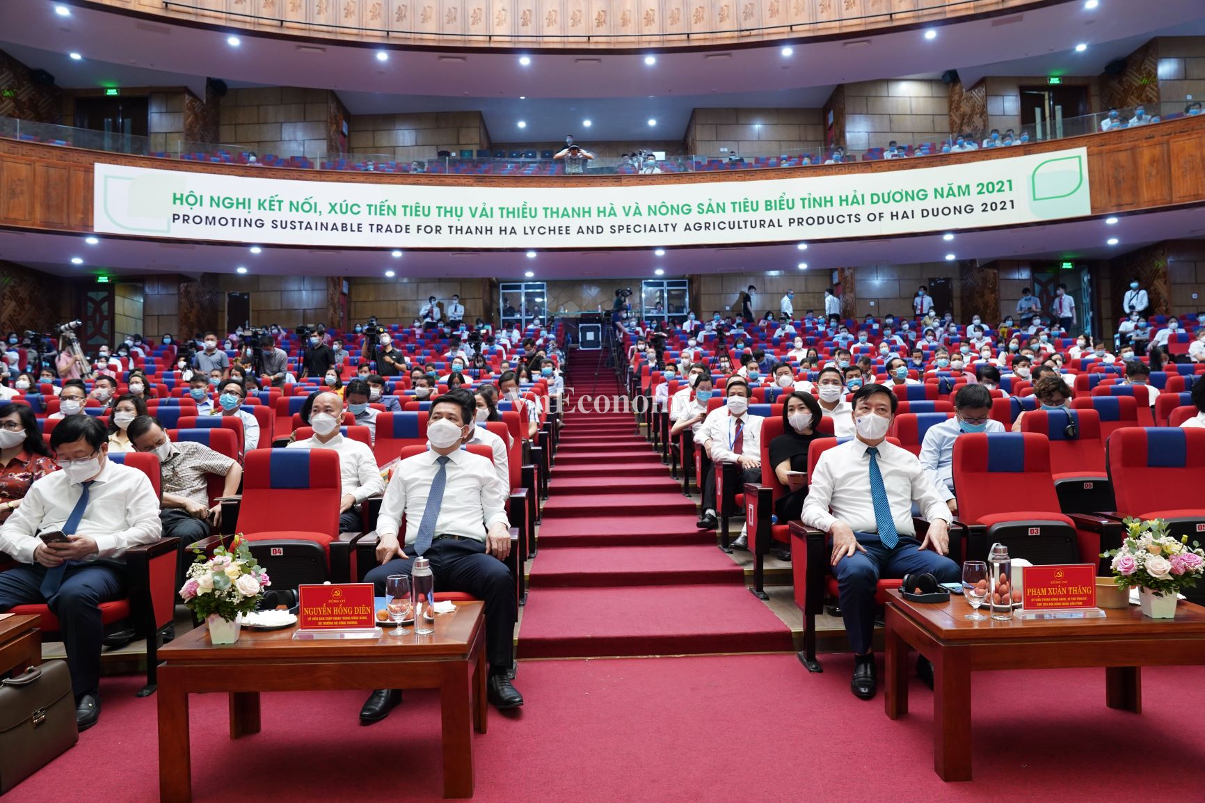 Hội nghị khai mạc trong kh&ocirc;ng kh&iacute; tươi vui, phấn khởi nhưng vẫn đảm bảo an to&agrave;n ph&ograve;ng chống dịch Covid-19.