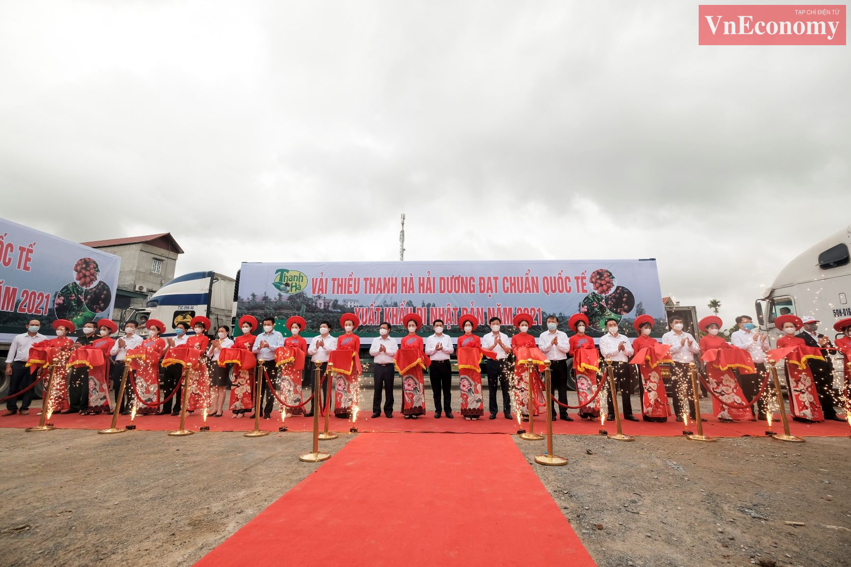 Các đồng chí lãnh đạo cắt băng 