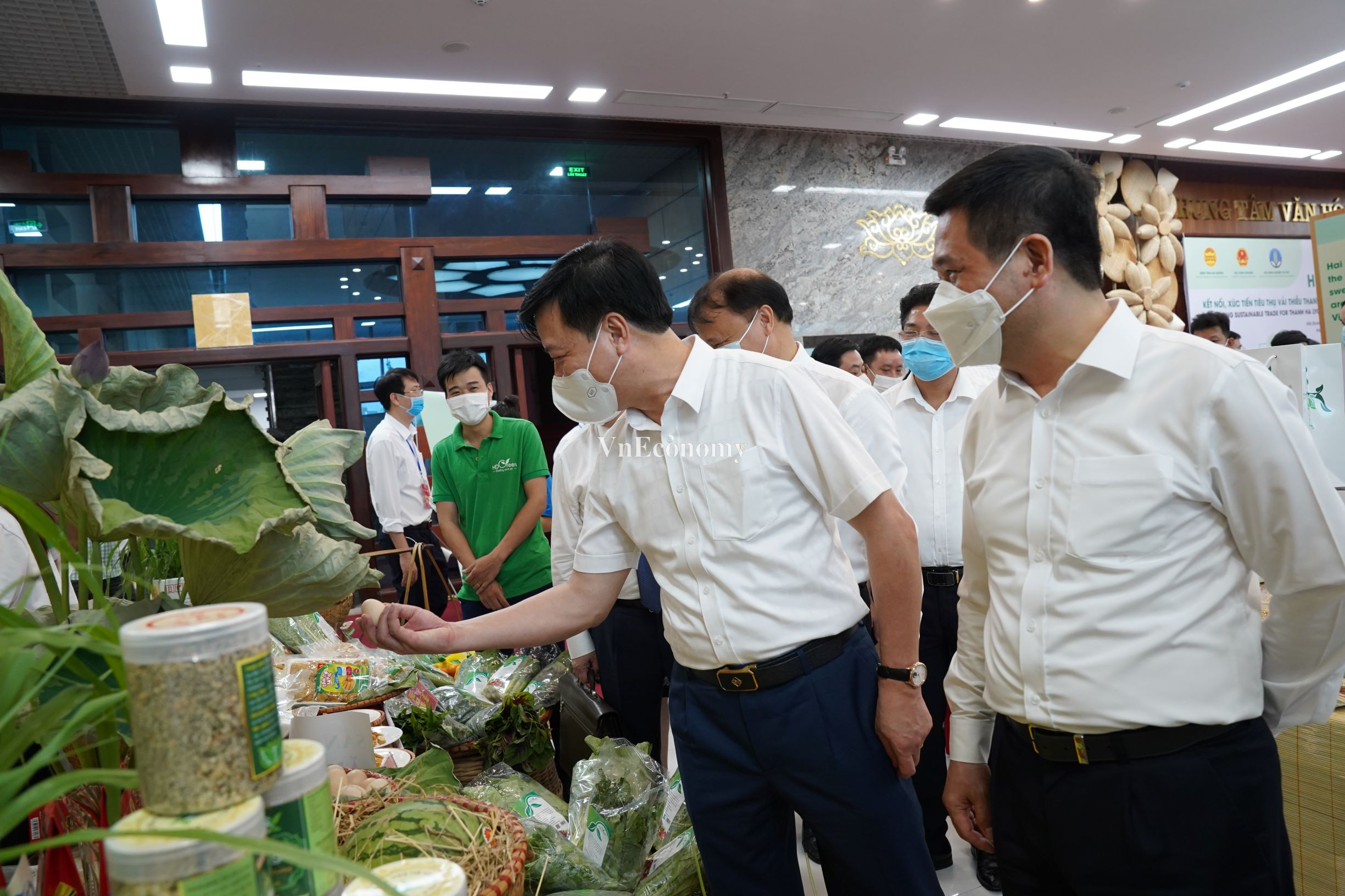 Đại diện các Bộ, ngành cùng với lãnh đạo tỉnh Hải Dương tham quan các gian hàng nông sản tiêu biểu trước giờ hội nghị khai mạc.