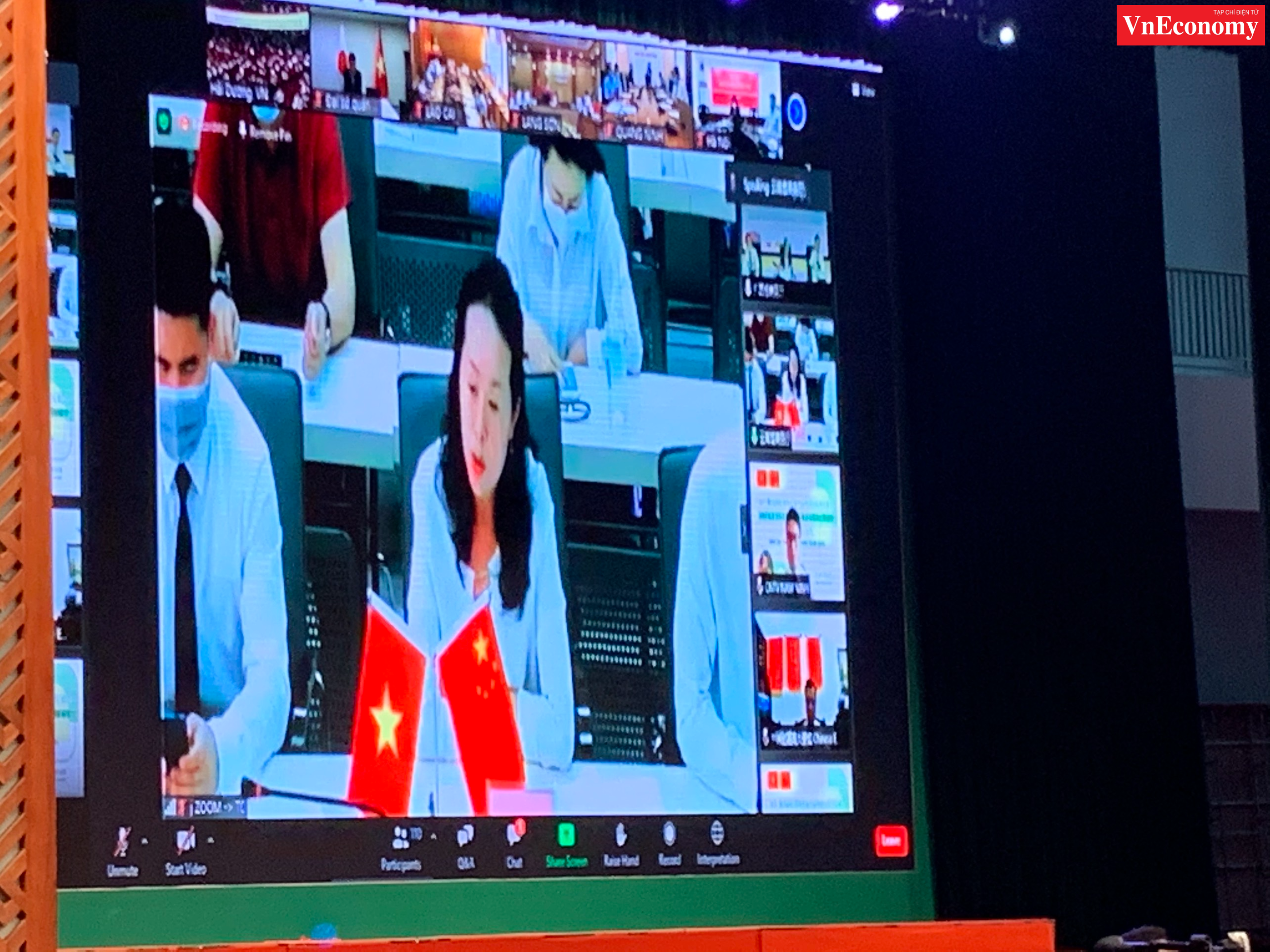 B&agrave; L&yacute; Dực, Ph&oacute; gi&aacute;m đốc Sở Thương mại V&acirc;n Nam, Trung Quốc ph&aacute;t biểu tại&nbsp; cầu&nbsp; truyền&nbsp; h&igrave;nh ở V&acirc;n Nam.