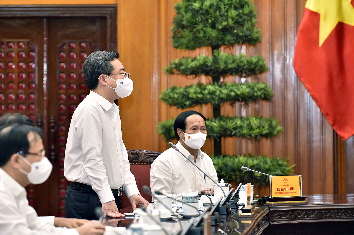 Bộ trưởng Bộ Xây dựng Nguyễn Thanh Nghị báo cáo Thủ tướng Chính phủ tại cuộc làm việc - Ảnh: VGP.